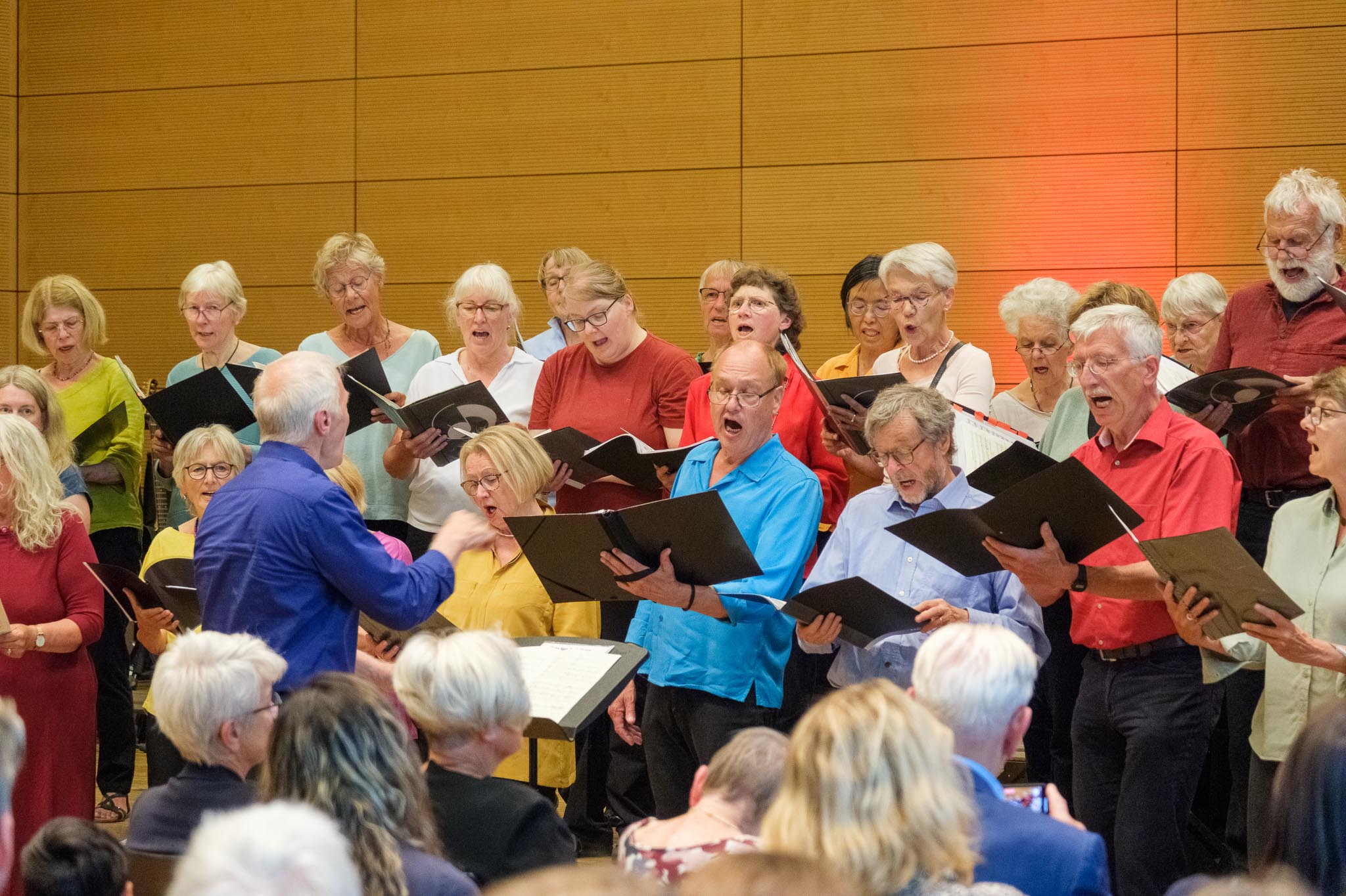 Ein Chor singt auf der Bühne