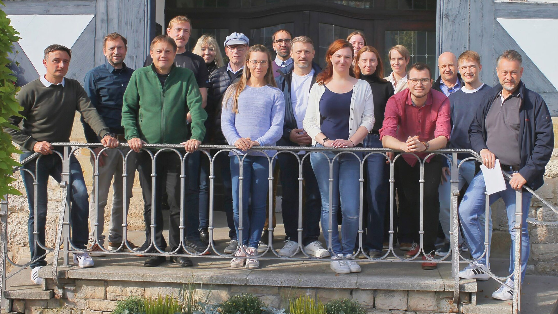 Gruppenfoto von Teilnehmenden der Fachexkursion zu Radverkehrskonzepten vor einem historischen Gebäude in Wolfenbüttel.