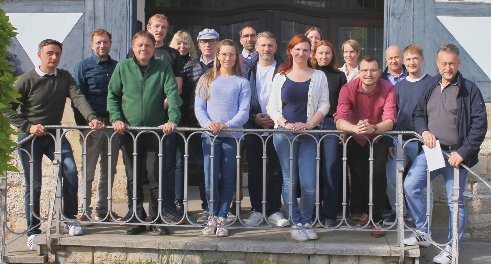 Gruppenfoto von Teilnehmenden der Fachexkursion zu Radverkehrskonzepten vor einem historischen Gebäude in Wolfenbüttel.