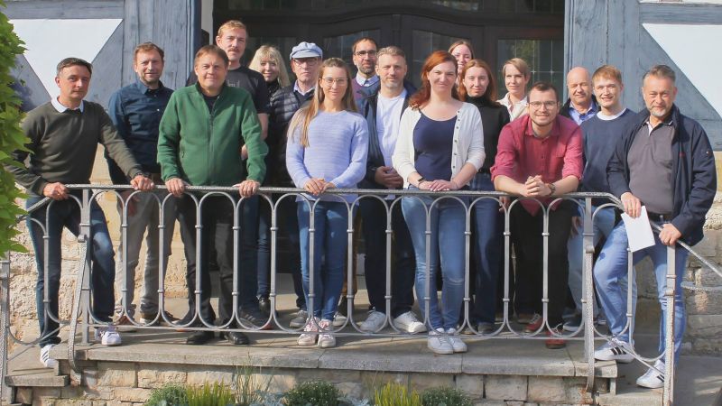 Gruppenfoto von Teilnehmenden der Fachexkursion zu Radverkehrskonzepten vor einem historischen Gebäude in Wolfenbüttel.